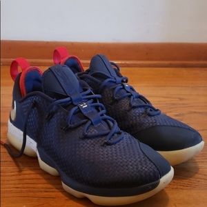 Nike Lebron XIV Men’s Low Midnight Navy Metallic Gold size 12.5